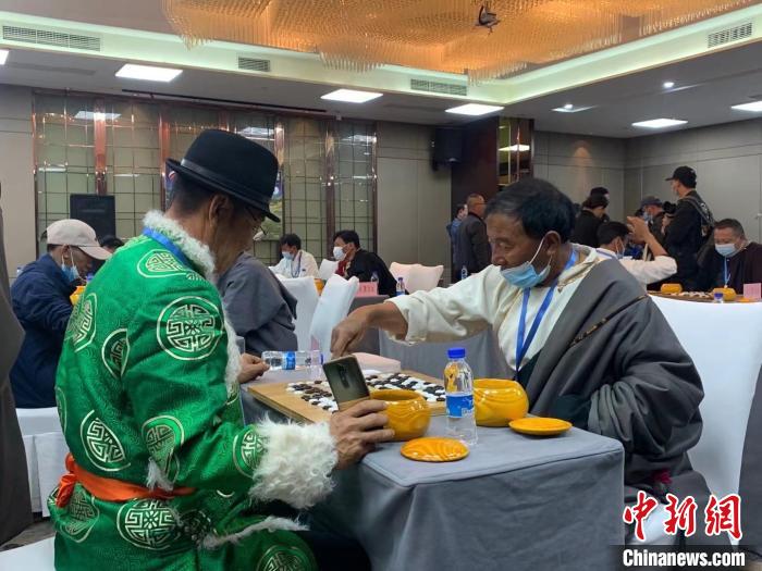圖為參賽選手正在進(jìn)行藏棋對弈?！≈x牧 攝