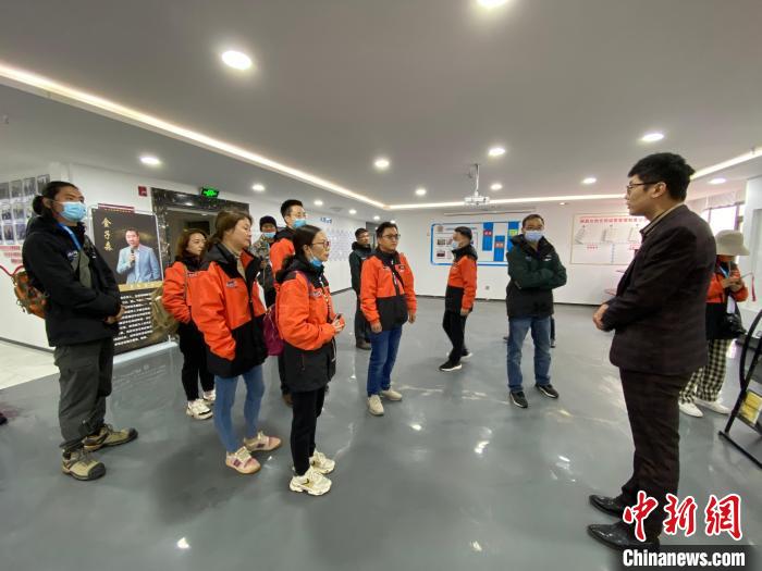 圖為2021瀾湄萬(wàn)里行中外媒體在昌都新區(qū)采訪?！±罱瓕?攝