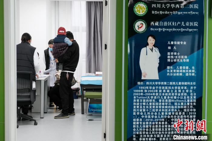 圖為四川大學(xué)華西第二醫(yī)院專家接診?！〗w波 攝