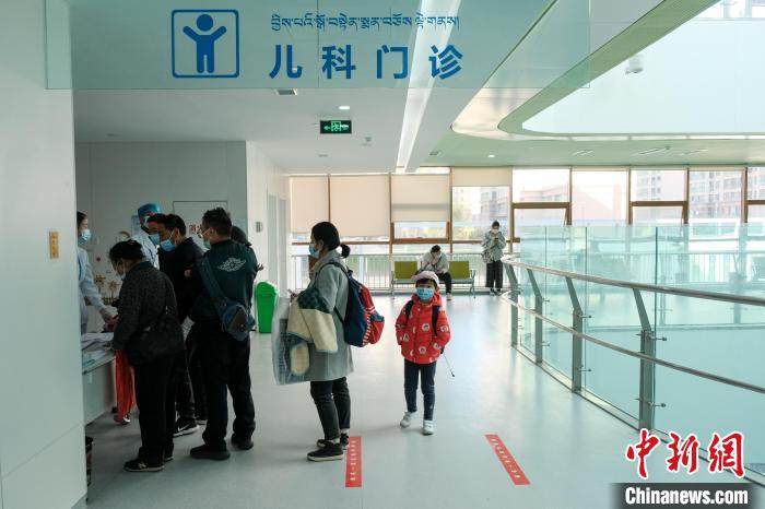 圖為兒科義診接診現(xiàn)場。　江飛波 攝