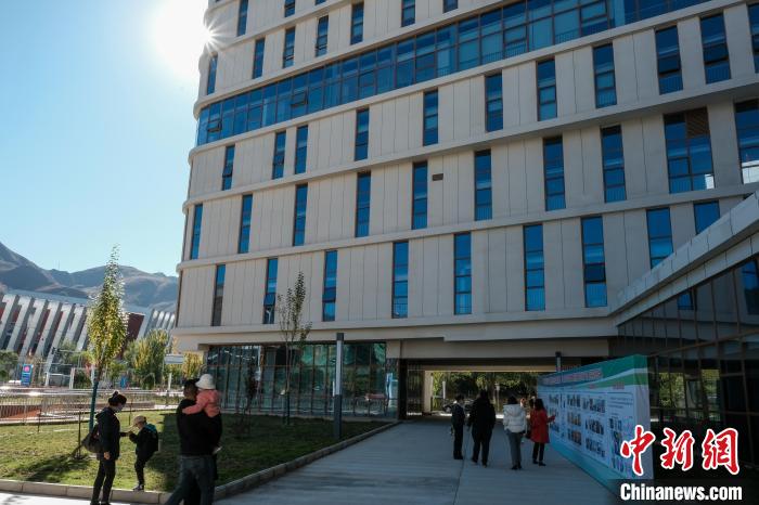 因疫情防控需要，此次義診活動進行了人數(shù)限定。圖為西藏民眾帶著孩子到醫(yī)院就診。　江飛波 攝