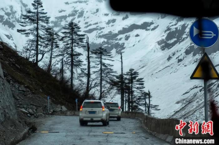 圖為墨脫公路沿線的雪景風(fēng)光。