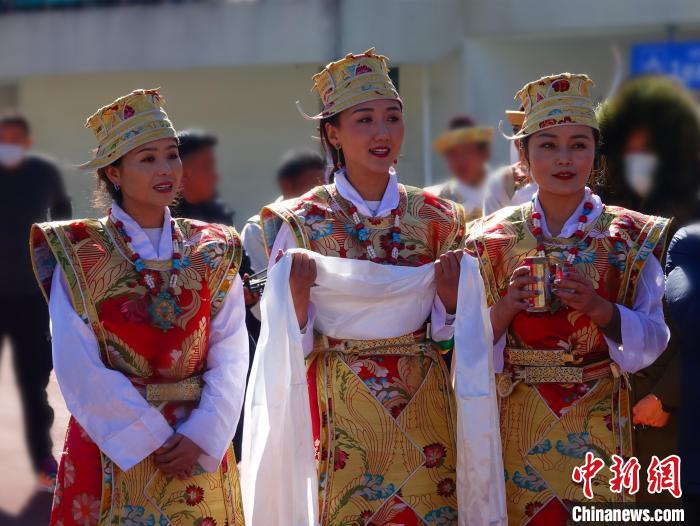 圖為身著節(jié)日盛裝的藏族姑娘?！∪轿木?攝