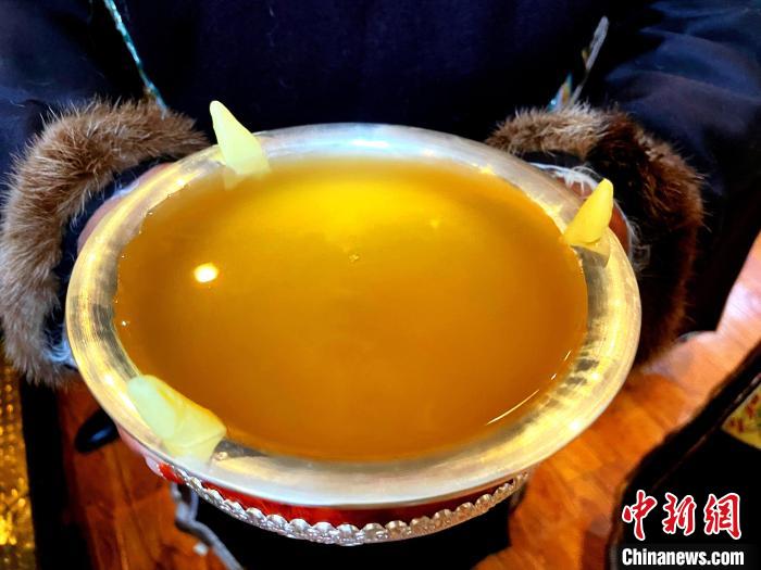 圖為青稞酒。　冉文娟 攝