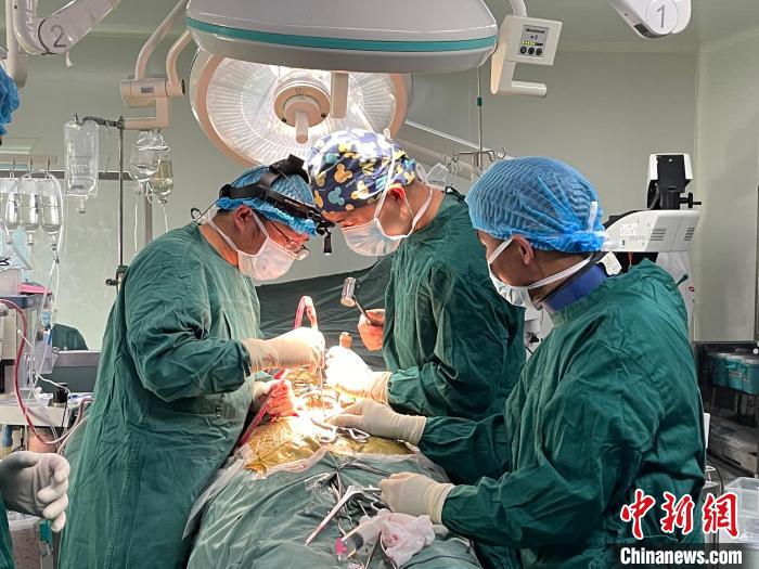 圖為在北京援藏醫(yī)療隊(duì)專家指導(dǎo)下，多項(xiàng)新技術(shù)使用到脊柱疾病的手術(shù)中。(資料圖) 拉薩市人民醫(yī)院脊柱外科供圖