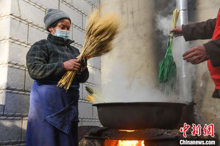 圖為拉薩手藝人制作年貨“羅薩梅朵”?！∝暩聛硭?攝