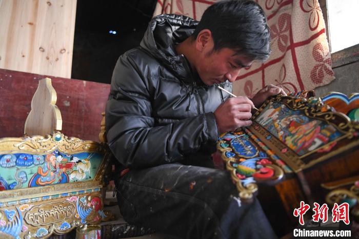 圖為拉薩手藝人制作年貨“切瑪盒”?！∝暩聛硭?攝