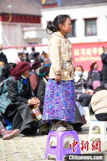 圖為觀看節(jié)目的小女孩?！∝暩聛硭?攝
