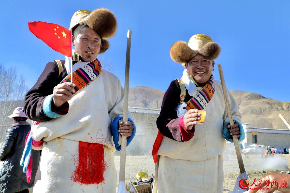 互敬青稞酒，祈福一年的豐收。人民網(wǎng) 次仁羅布攝