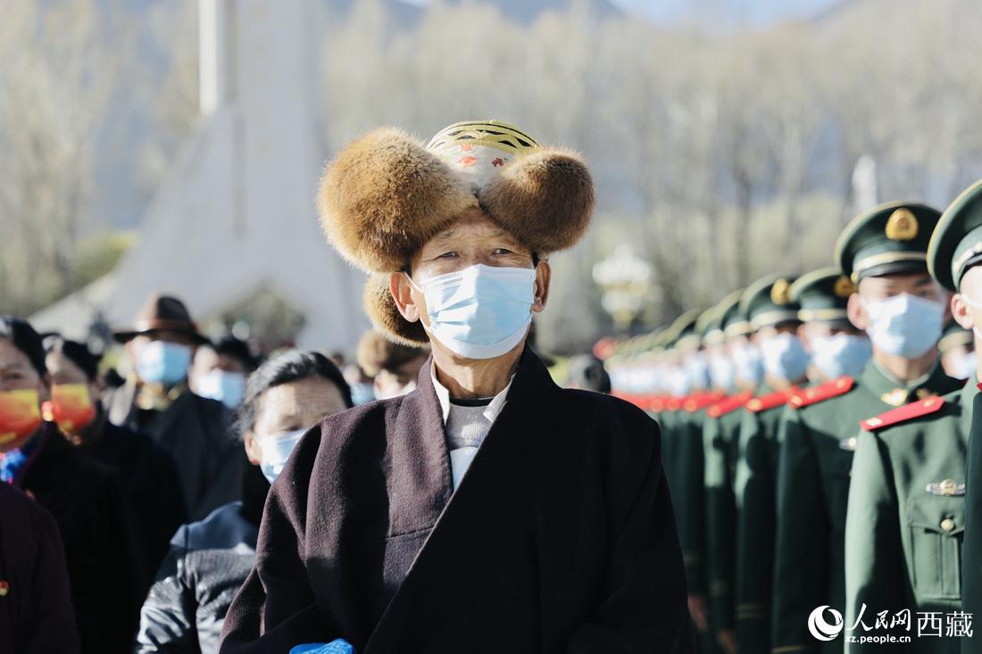 群眾代表們參加升旗儀式現(xiàn)場。人民網(wǎng) 次仁羅布 攝