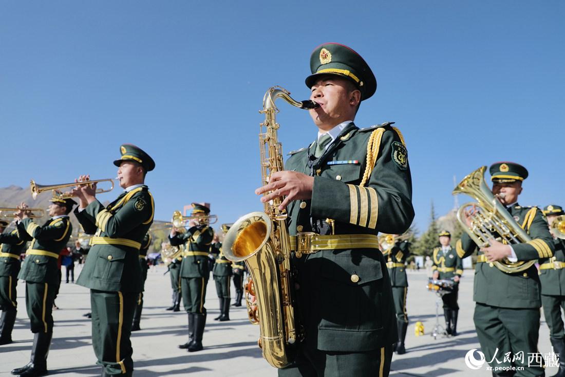 軍區(qū)文工團奏響國歌。人民網(wǎng) 次仁羅布攝