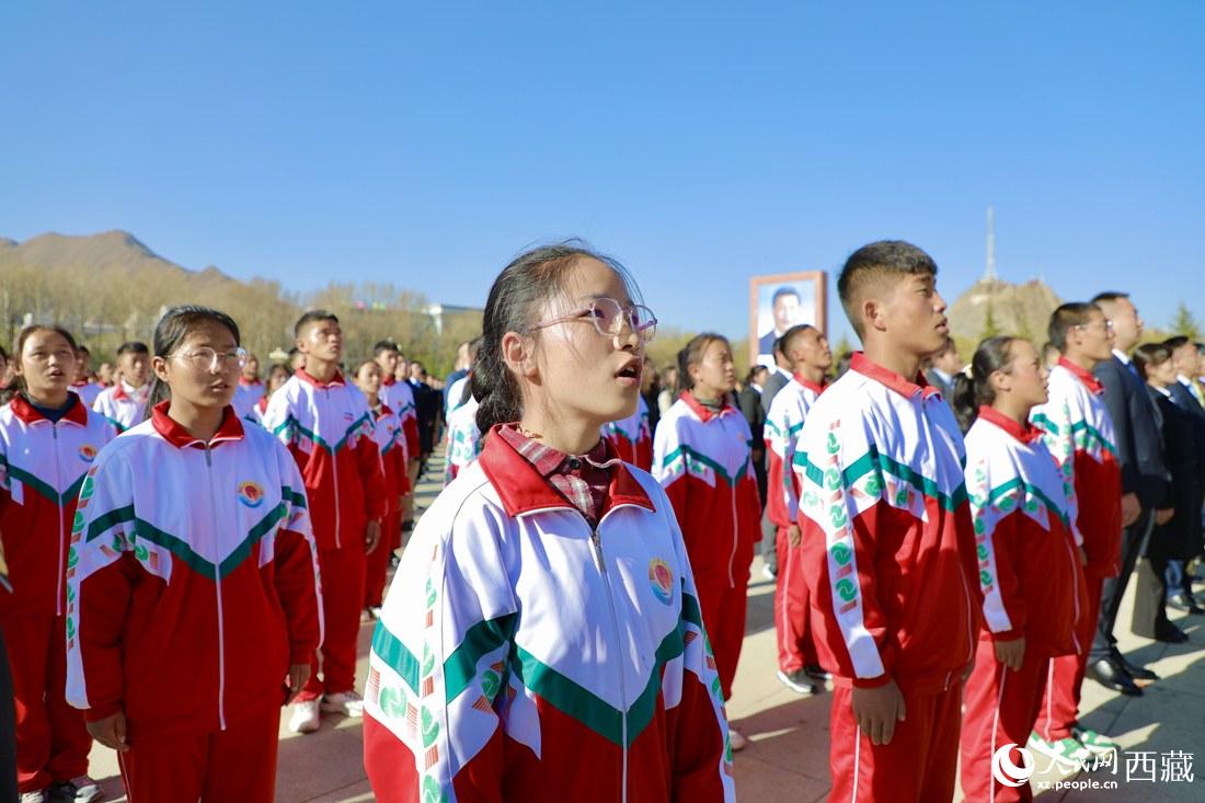 全體奏唱國歌。人民網(wǎng) 次仁羅布攝