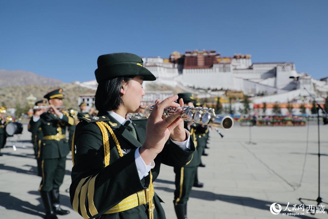 軍區(qū)文工團奏響國歌。人民網(wǎng) 次仁羅布攝