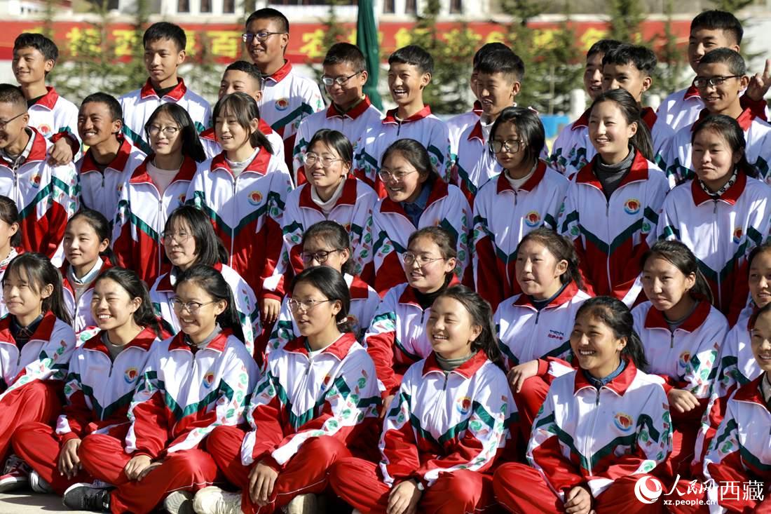 學(xué)生代表們合影留念。人民網(wǎng) 次仁羅布攝