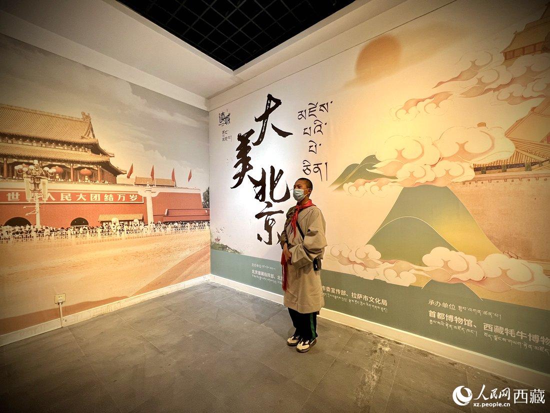 拉薩市北京實驗中學(xué)的學(xué)生講解員進(jìn)行講解。人民網(wǎng) 次仁羅布攝