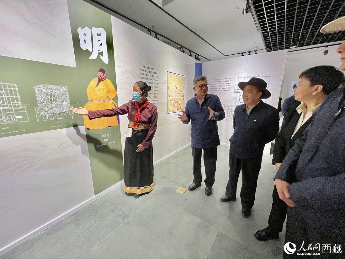 拉薩市北京實驗中學(xué)的學(xué)生講解員進(jìn)行講解。人民網(wǎng) 次仁羅布攝