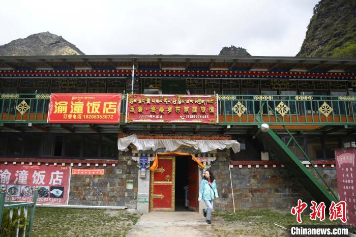 玉麥鄉(xiāng)里修建了飯店與旅館?！钊A峰 攝