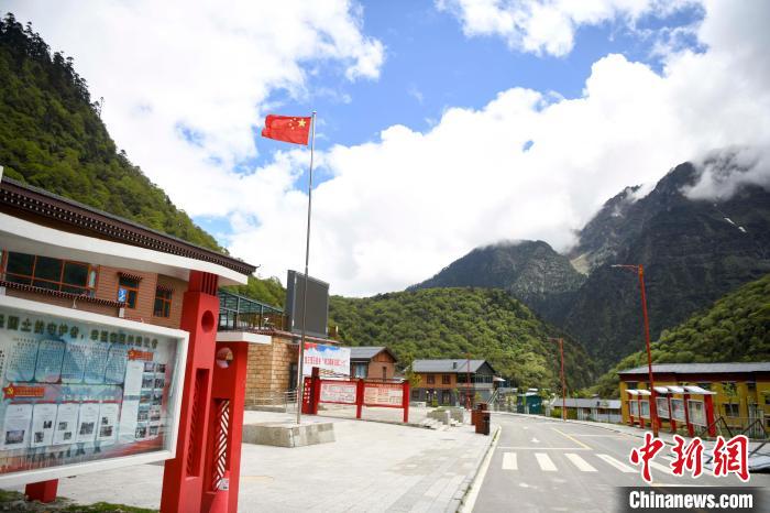 玉麥鄉(xiāng)內(nèi)道路變成了硬化路?！钊A峰 攝