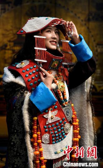 圖為國家級非遺項(xiàng)目——西藏阿里普蘭的“宣”服，該服飾華麗稀有，每逢節(jié)日盛典時才會穿戴。　李林 攝