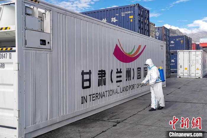 9月9日，甘肅省援助拉薩700噸生活物資“乘冷鏈專列”抵達拉薩?！F青藏集團有限公司拉薩車務段 供圖