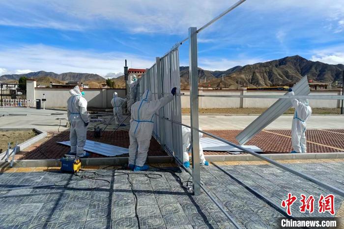 西藏金塔建設(shè)集團(tuán)有限公司職工支援日喀則方艙建設(shè)?！∈茉L者供圖