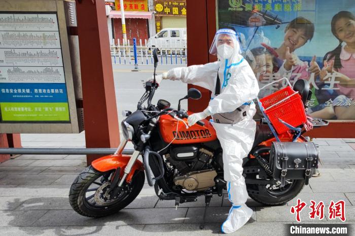 圖為西藏阜康醫(yī)療工作人員騎摩托為居家防疫市民送藥?！∈茉L者供圖