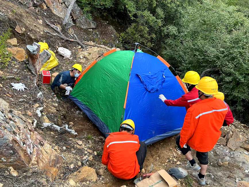 9月15日，電力施工人員正在施工點(diǎn)附近搭建暫居帳篷。白瑪多吉攝