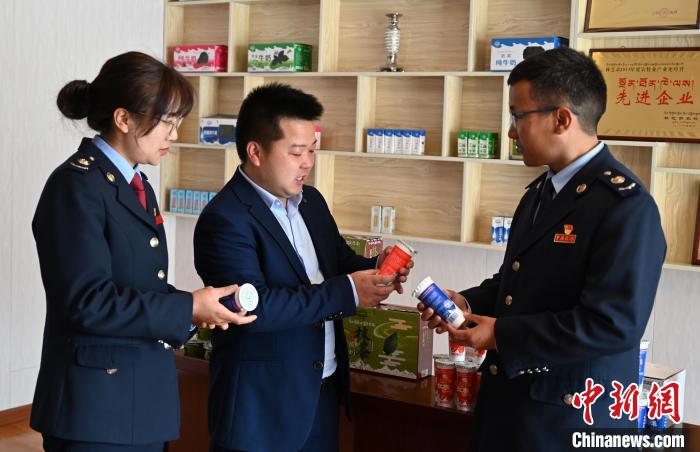 圖為林芝稅務部門上門了解企業(yè)情況，并宣講稅收政策。資料圖 趙朗 攝