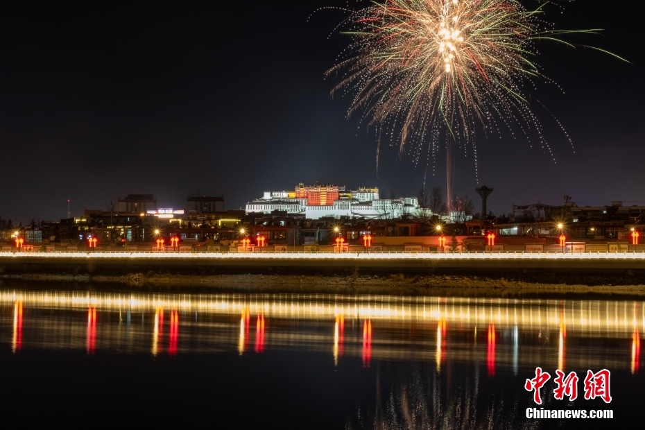 資料圖為2022年3月1日，拉薩迎來(lái)藏歷新年“古突夜”，煙花與被燈光照亮的布達(dá)拉宮交相輝映。 <a target='_blank' href='/'><p  align=