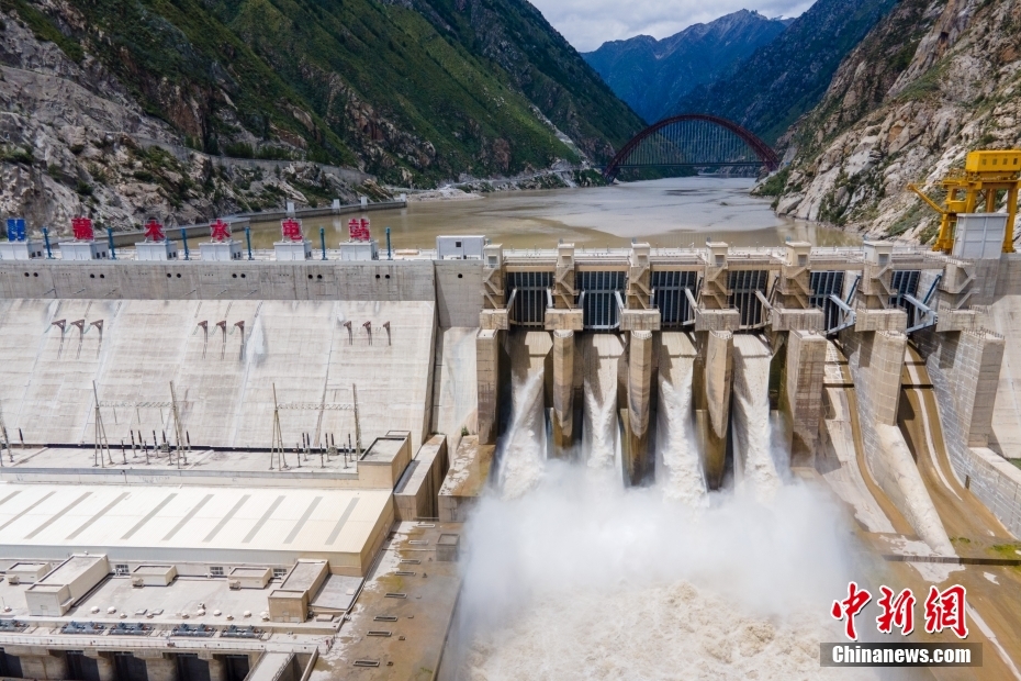 資料圖為2021年8月7日，西藏山南雅魯藏布江上的藏木水電站。（無(wú)人機(jī)畫面） <a target='_blank' href='/'><p  align=