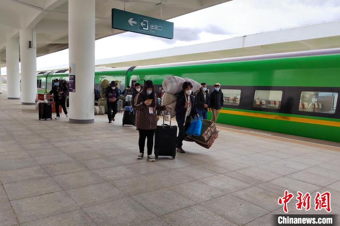 10月6日，乘客乘復(fù)工專列抵達(dá)日喀則?！±_車務(wù)段 供圖