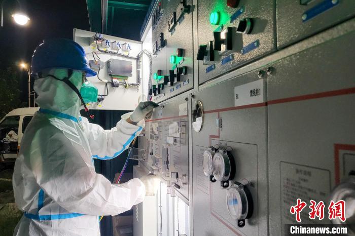 西藏電力部門順利完成方艙醫(yī)院供電設(shè)備安全可靠接入。　王大飛 攝