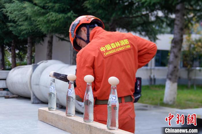西藏林芝森林消防技能大練兵現(xiàn)場，消防員使用液壓鉗夾取雞蛋?！钣例?攝