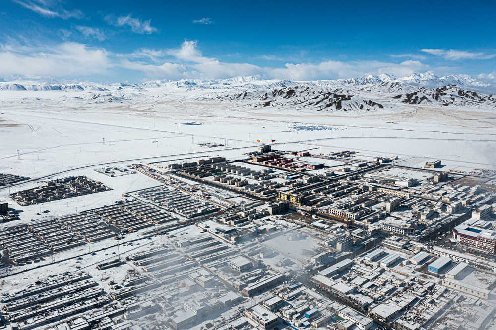 西藏阿里地區(qū)改則縣迎來初雪，銀裝素裹，美如畫卷。