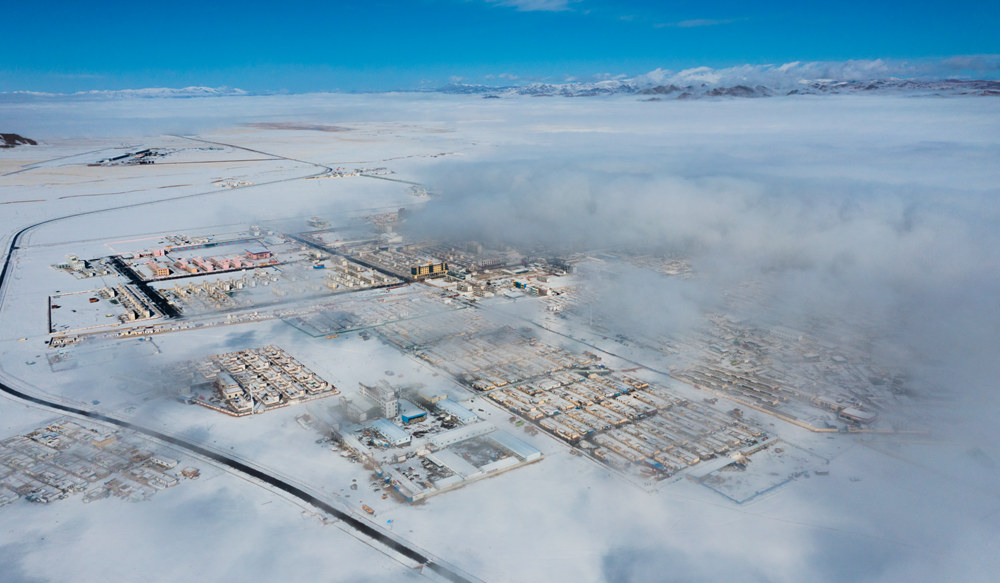 西藏阿里地區(qū)改則縣迎來初雪，銀裝素裹，美如畫卷。