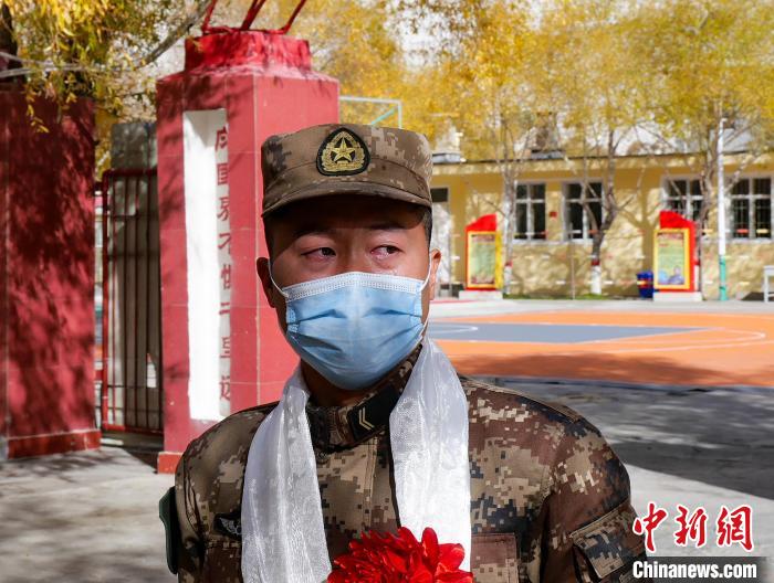 圖為什布奇邊防連退伍老兵臨別前再看一眼連隊?！詵| 攝