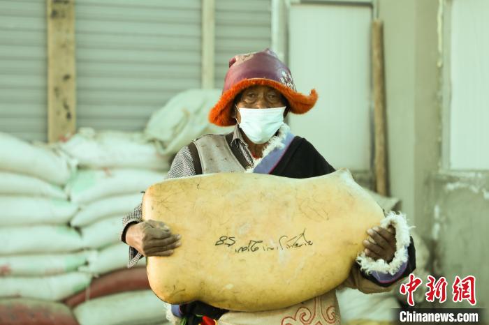 圖為茶措村牧區(qū)改革合作社酥油分紅現(xiàn)場?！∷骼嗜是?攝