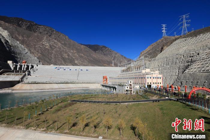 圖為金沙江上游蘇洼龍水電站?！⊥趵?攝