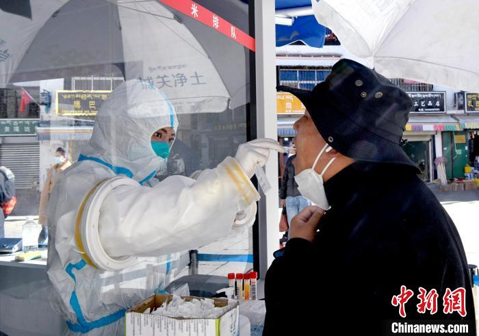12月7日，拉薩市民正在進(jìn)行核酸檢測?！±盍?攝