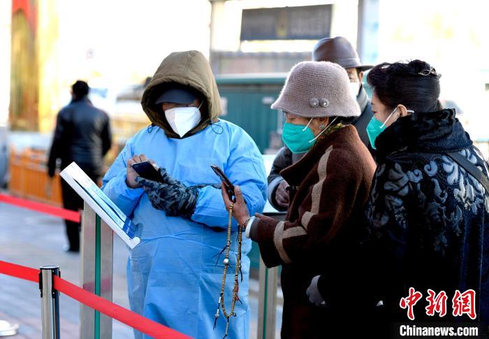 12月7日，拉薩市民掃碼進(jìn)入銀行辦理業(yè)務(wù)?！±盍?攝