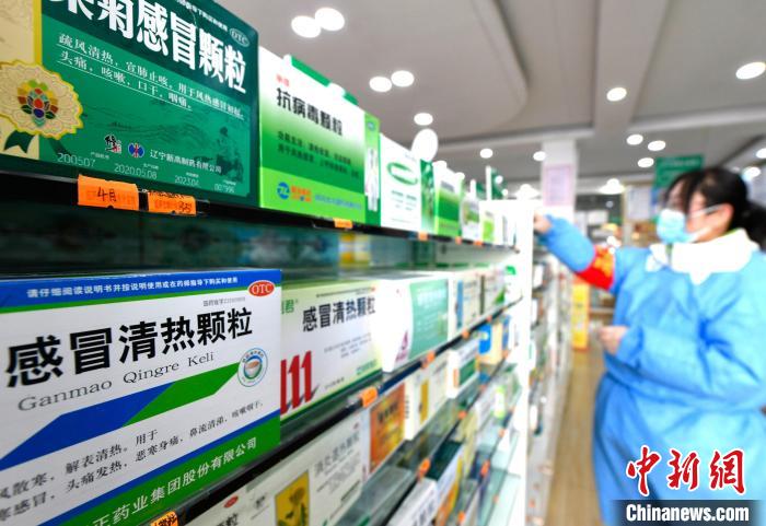 12月7日，拉薩宇拓路一藥店工作人員正在整理店內(nèi)的感冒類藥品?！±盍?攝