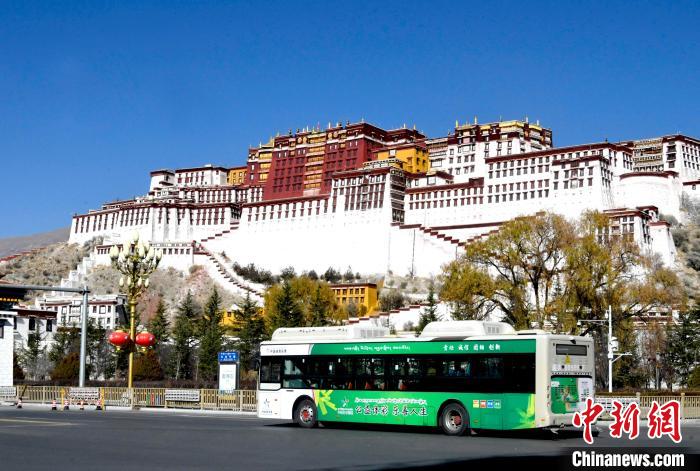 12月7日，一輛公交車從拉薩市城關(guān)區(qū)北京中路駛過。　李林 攝