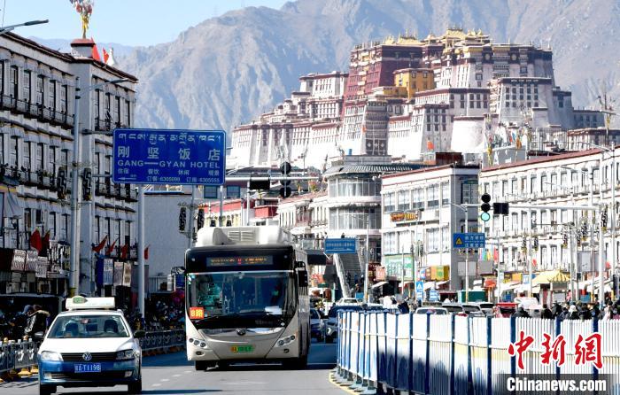 12月7日，一輛公交車從拉薩市城關(guān)區(qū)北京東路駛過?！±盍?攝