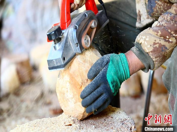 圖為手工藝人正在制作木碗?！〉录?　攝