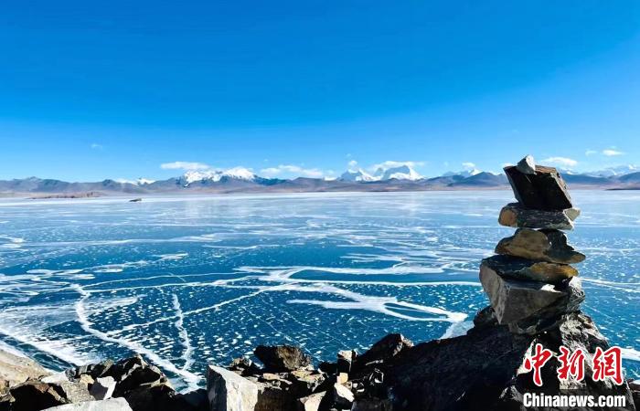 圖為普瑪江塘鄉(xiāng)境內(nèi)的雪山、冰湖美景?！±丝ㄗ涌h網(wǎng)信辦供圖