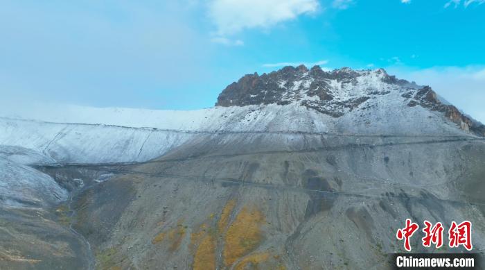 圖為邊壩縣降雪時夏貢拉山段路況。　邊壩縣融媒體中心供圖