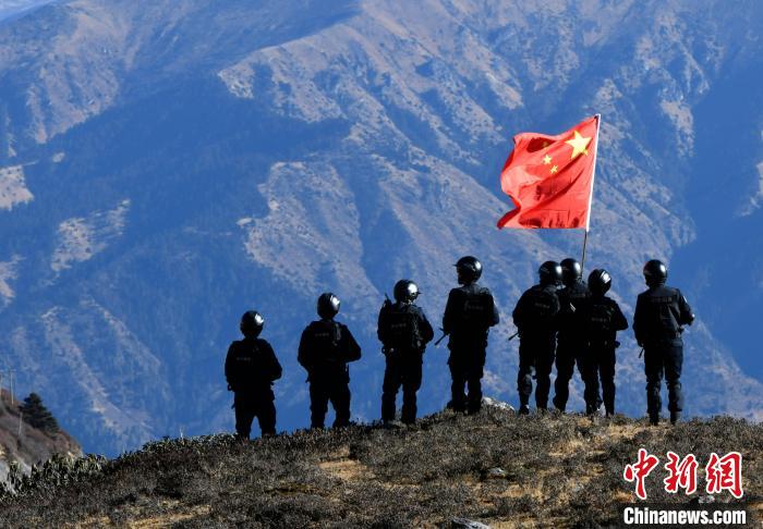 1月6日，移民警察在執(zhí)勤?！±盍?攝