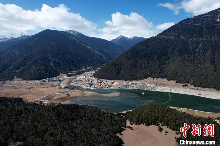 2月17日，西藏林芝魯朗小鎮(zhèn)。(無人機照片) 李林 攝