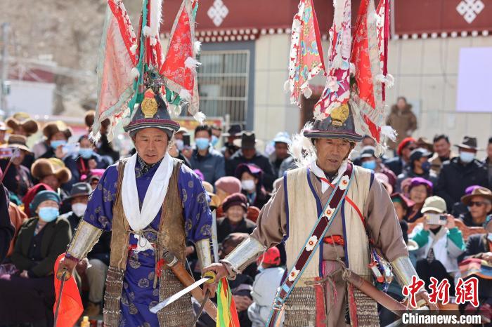 圖為兩位藝人表演瓊結(jié)“果孜”舞?！愔闈扇?攝