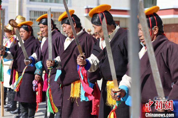 圖為藝人們手持藏刀表演加麻百·甲江?！愔闈扇?攝